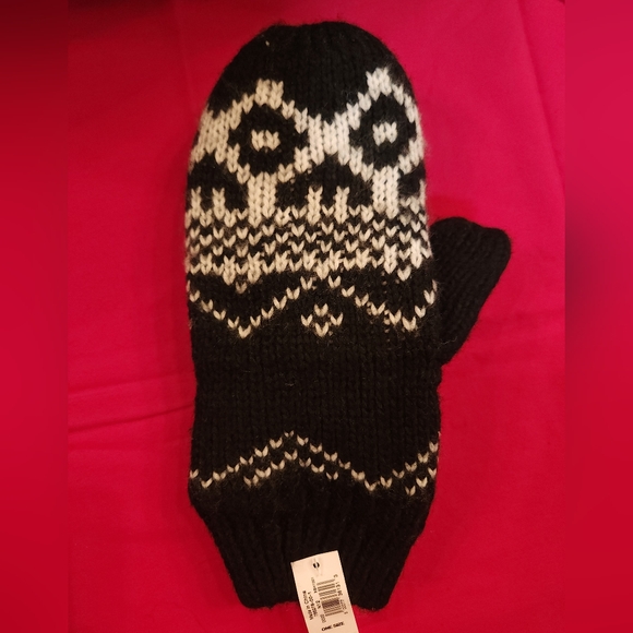 Old Navy Womens Hat and Mittens - Picture 5 of 7